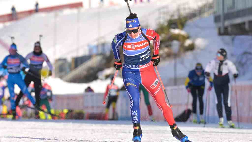 Biathlète en action sur le stand de tir d'Östersund